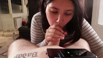 जब वह डिज्नी देखती है तो मैं अपनी सौतेली बहन को छेड़ता हूं [वीर्य]